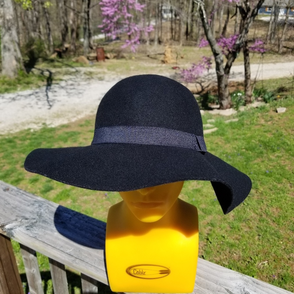 Floppy Black Hat